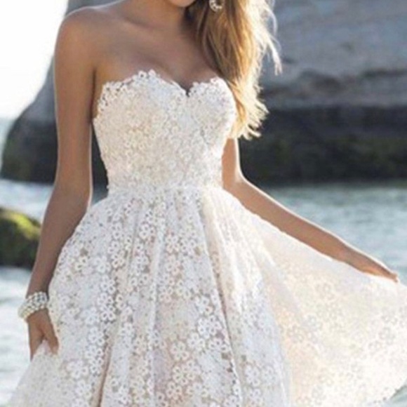 ❌ SOLD ❌White Lace Women's Strapless Dress - Picture 4 of 10